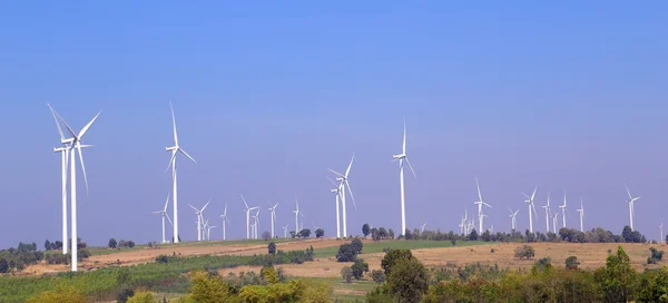 Wind turbine producing alternative energy — Stock Photo, Image