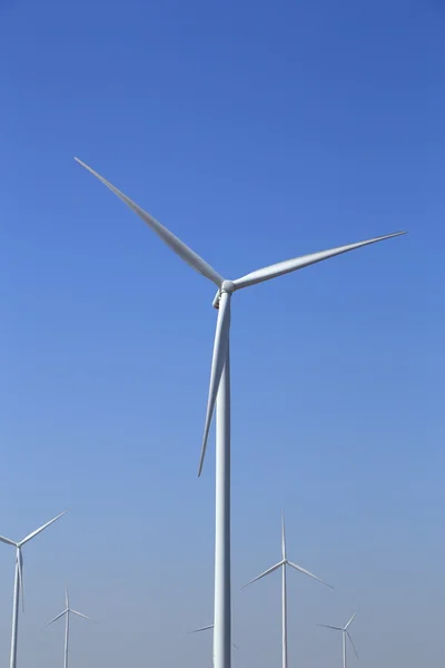 Wind turbine producing alternative energy — Stock Photo, Image