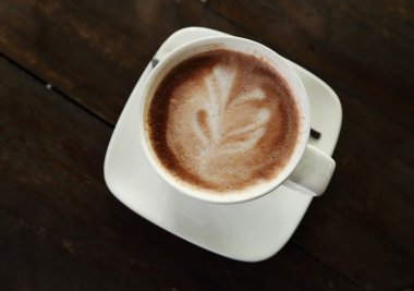 Tablo üzerinde beyaz bir fincan sıcak çikolata