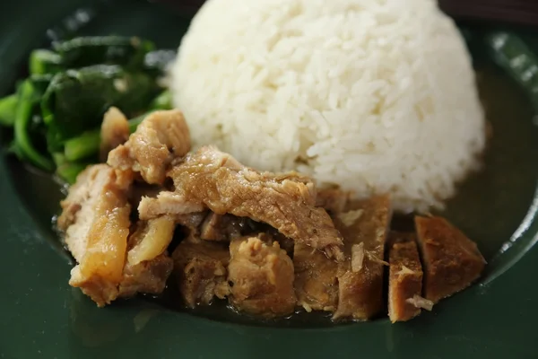 Porco frito com arroz no prato — Fotografia de Stock