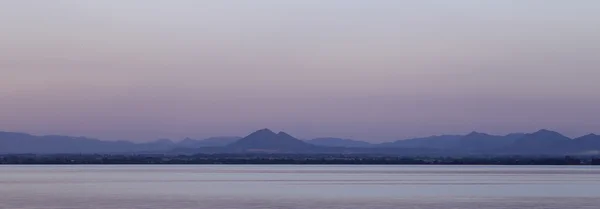 PA Sak řeka s horou, Itálie — Stock fotografie