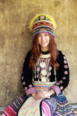 Geleneksel giyimli Mhong tepe kabile kadın 