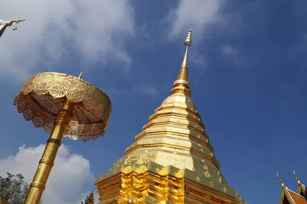 Templo de Wat Phrathat Doi Suthep en la provincia de Chiang Mai —  Fotos de Stock