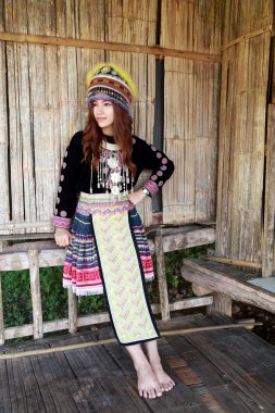 Geleneksel giyimli Mhong tepe kabile kadın 