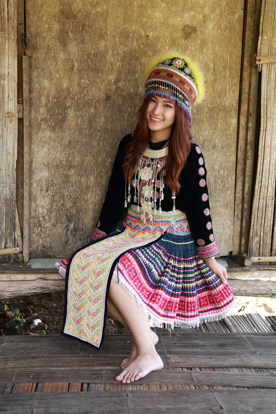 전통적으로 옷을 입고 Mhong 언덕 부족 여자 — 스톡 사진