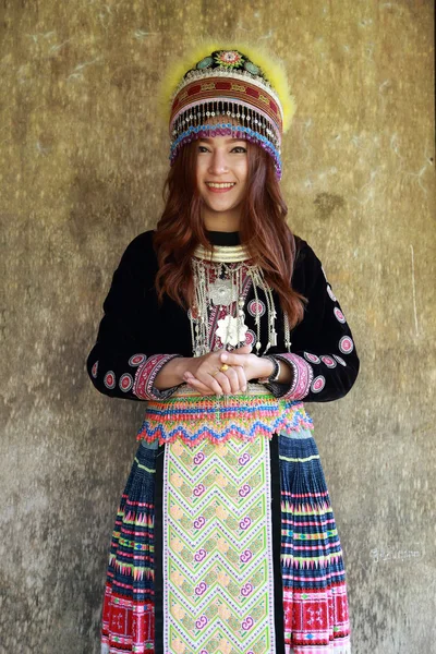 Hagyományosan öltözött Mhong hegy törzs nő — Stock Fotó