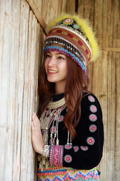 Tradicionalmente vestido Mhong mulher tribo colina — Fotografia de Stock