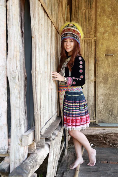 Tradicionalmente vestido Mhong mulher tribo colina — Fotografia de Stock