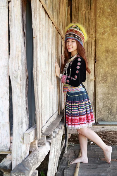 Tradicionalmente vestido Mhong mulher tribo colina — Fotografia de Stock