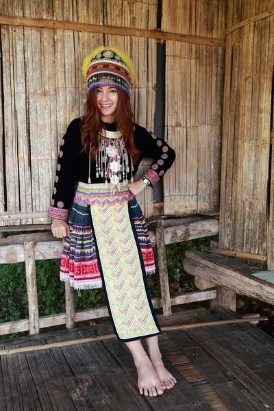Tradycyjnie ubrana kobieta z plemienia wzgórze Mhong — Zdjęcie stockowe