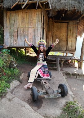 Geleneksel giyimli Mhong tepe kabile kadın 