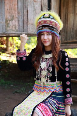 Geleneksel giyimli Mhong tepe kabile kadın 