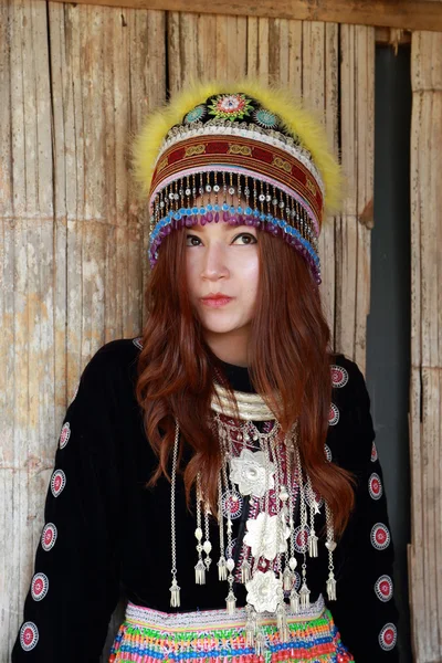 Tradicionalmente vestido Mhong mulher tribo colina — Fotografia de Stock