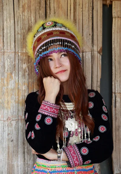 Tradicionalmente vestido Mhong colina tribu mujer pensando —  Fotos de Stock