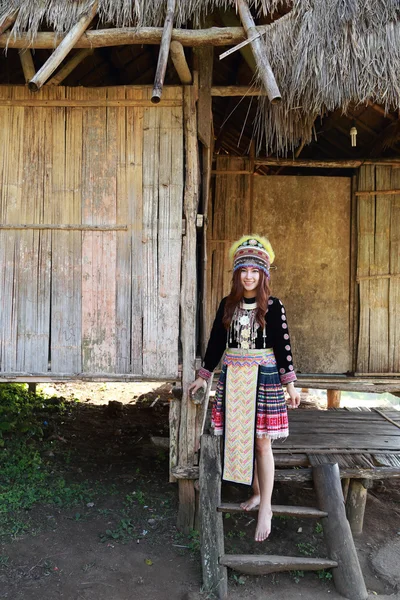 身穿传统服装的 Mhong 山部落女人 — 图库照片