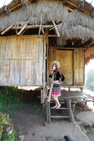 Tradicionalmente vestido Mhong mulher tribo colina — Fotografia de Stock