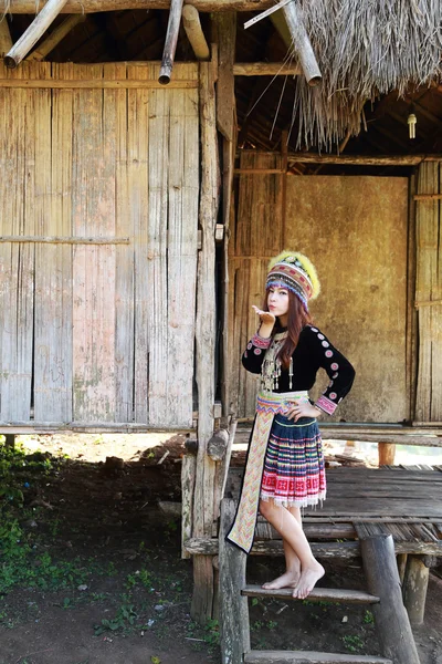 Tradicionalmente vestido Mhong colina tribu mujer —  Fotos de Stock