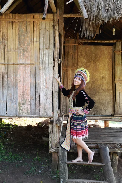 Tradicionalmente vestido Mhong colina tribu mujer —  Fotos de Stock