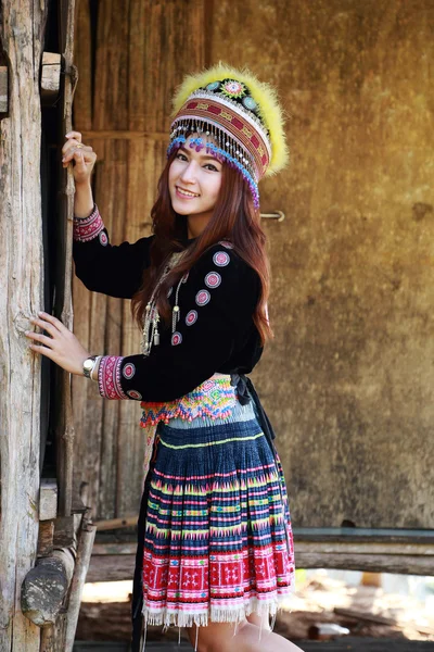 Tradicionalmente vestido Mhong colina tribu mujer — Foto de Stock
