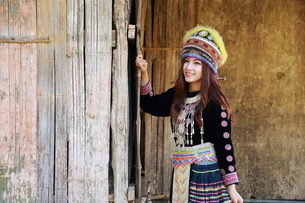 Tradicionalmente vestido Mhong colina tribu mujer —  Fotos de Stock