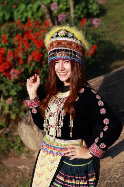 Geleneksel giyimli Mhong tepe kabile kadın bahçede