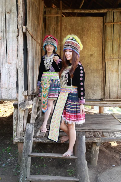 Tradizionalmente vestito Mhong collina tribù donna — Foto Stock