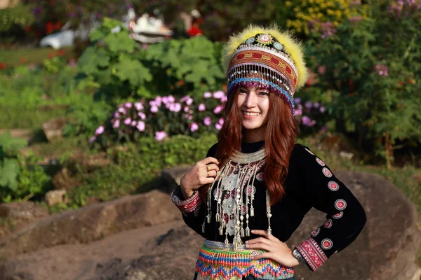 Tradizionalmente vestito Mhong collina tribù donna in giardino — Foto Stock