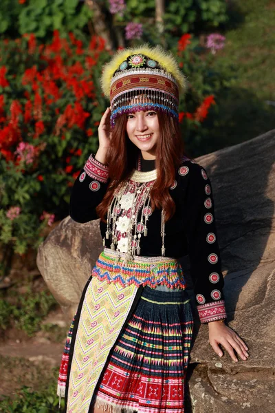 Tradizionalmente vestito Mhong collina tribù donna in giardino — Foto Stock