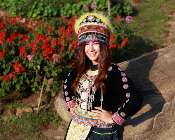 Tradicionalmente vestido Mhong colina tribu mujer en el jardín — Foto de Stock