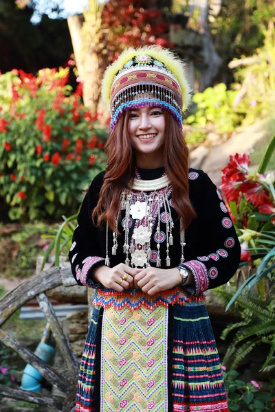 정원에서 전통적으로 옷을 입고 Mhong 언덕 부족 여자 — 스톡 사진