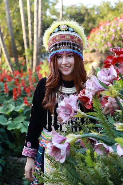 Tradicionalmente vestido Mhong colina tribu mujer en el jardín — Foto de Stock