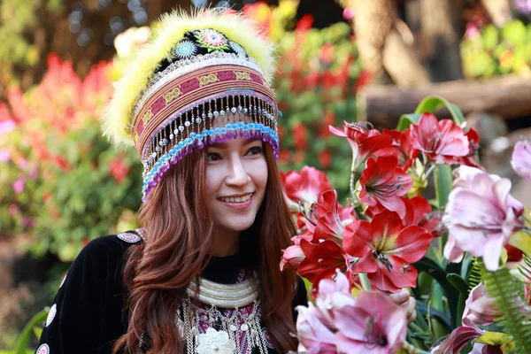 Tradicionalmente vestido Mhong colina tribo mulher no jardim — Fotografia de Stock