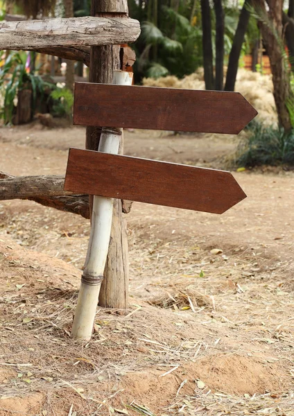 Vieux panneau de flèches en bois — Photo