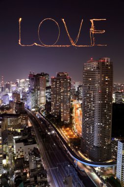 Aşk ışıltı Fireworks Tokyo cityscape üzerinde gece kutluyor