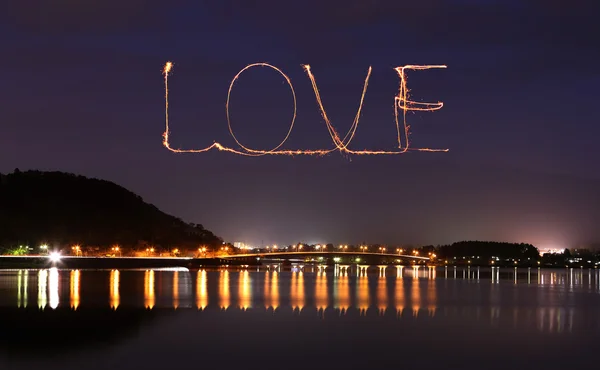 Láska třpytu Fireworks slaví přes most jezero Kawaguči — Stock fotografie