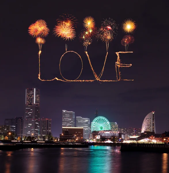 Amor fogos de artifício cintilantes celebrando sobre a baía de marina em Yokohama C — Fotografia de Stock