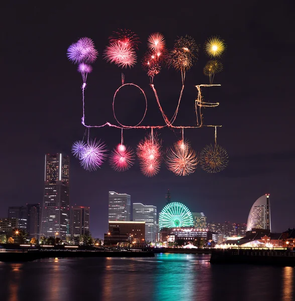 Amor chispa fuegos artificiales celebrando sobre la bahía marina en Yokohama C — Foto de Stock