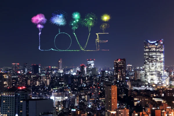 Amor chispa fuegos artificiales celebrando sobre Tokio paisaje urbano por la noche —  Fotos de Stock