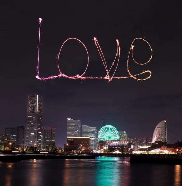 Amour éclat feux d'artifice célébrant sur la baie de la marina à Yokohama C — Photo