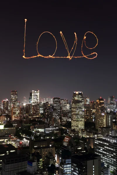 Amor chispa fuegos artificiales celebrando sobre Tokio paisaje urbano por la noche — Foto de Stock