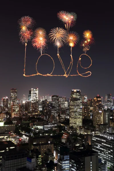 Amor chispa fuegos artificiales celebrando sobre Tokio paisaje urbano por la noche — Foto de Stock