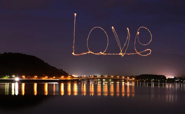 Fajerwerki iskierka miłości świętuje przez most nad jeziorem Kawaguchi — Zdjęcie stockowe