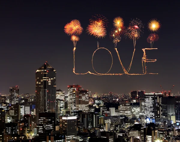 Amor chispa fuegos artificiales celebrando sobre Tokio paisaje urbano por la noche — Foto de Stock