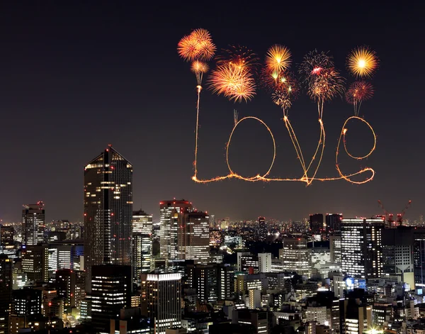夜の東京の街並を祝う愛輝き花火 — ストック写真