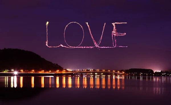 Amor chispa fuegos artificiales celebrando sobre el puente del lago Kawaguchi — Foto de Stock