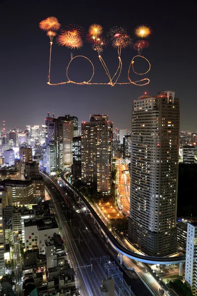 Amor fogos de artifício cintilantes celebrando sobre a paisagem urbana de Tóquio à noite — Fotografia de Stock