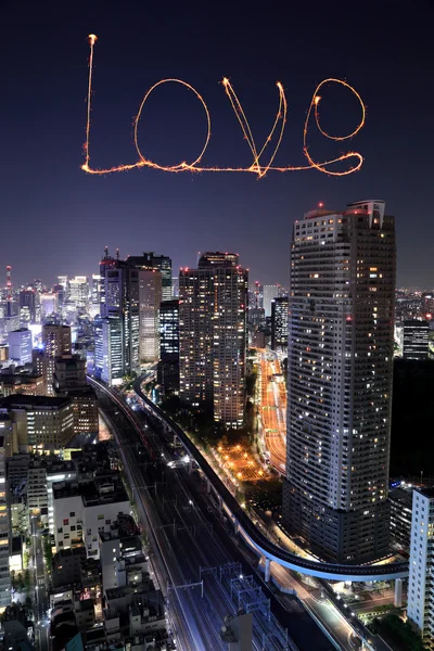 Liefde sparkle vuurwerk vieren over Tokyo stadsgezicht nachts — Stockfoto