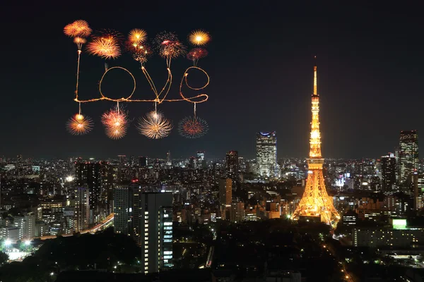 Liebe funkelt Feuerwerk feiern über Tokyo Stadtbild in der Nacht — Stockfoto