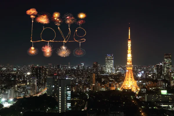 Aşk ışıltı Fireworks Tokyo cityscape üzerinde gece kutluyor — Stok fotoğraf