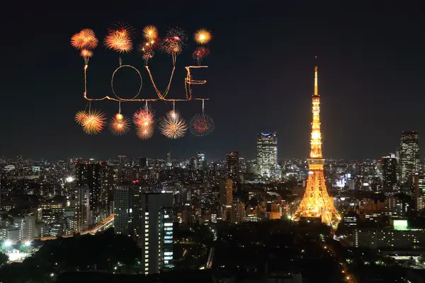 Amor chispa fuegos artificiales celebrando sobre Tokio paisaje urbano por la noche —  Fotos de Stock